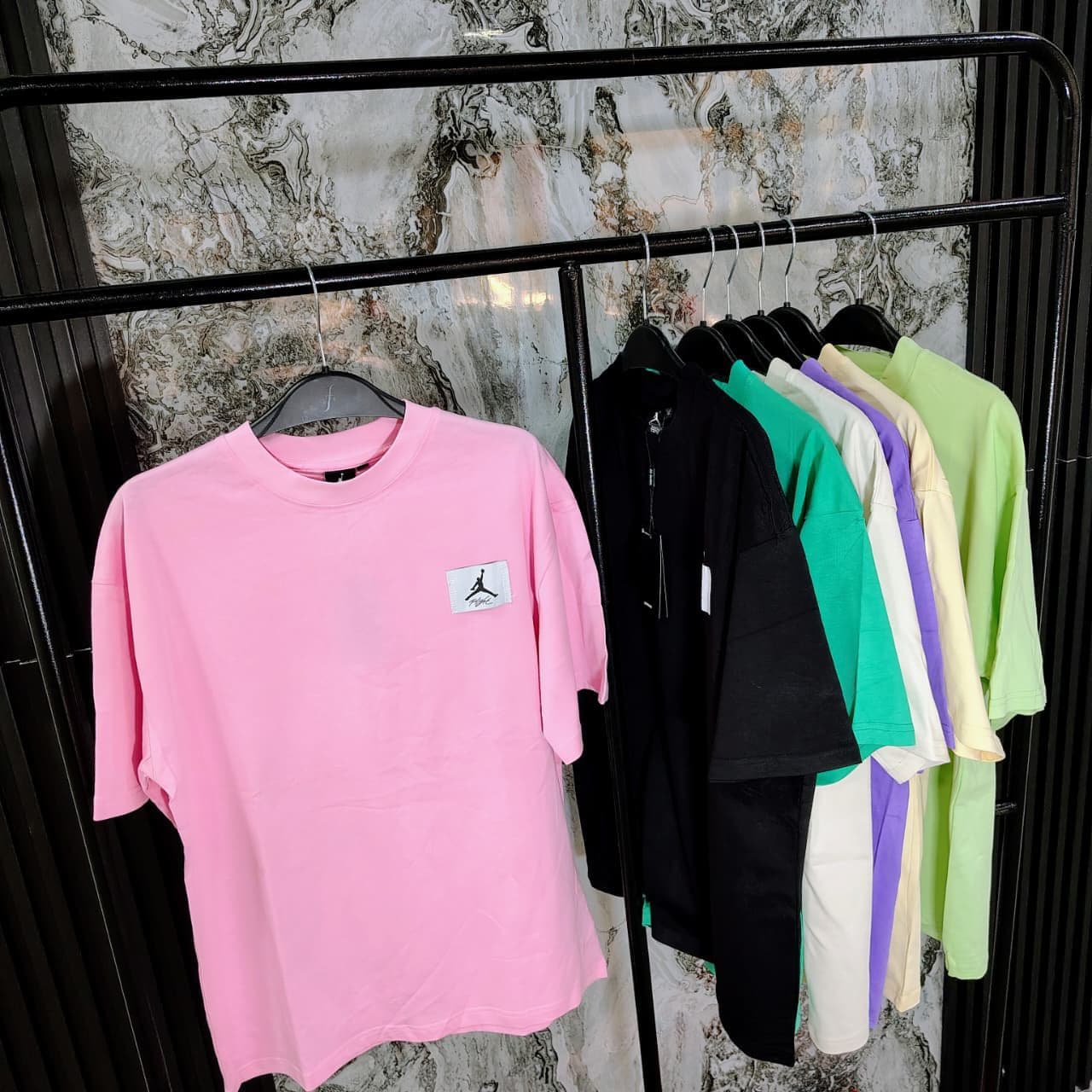 Camiseta Guess talla grande al por mayor Colombia 2026 — modelos 2XL y 3XL importados logo triangular, precio mayorista desde $40.000 COP, Kikluxe proveedor mayorista, envíos 24-48h toda Colombia