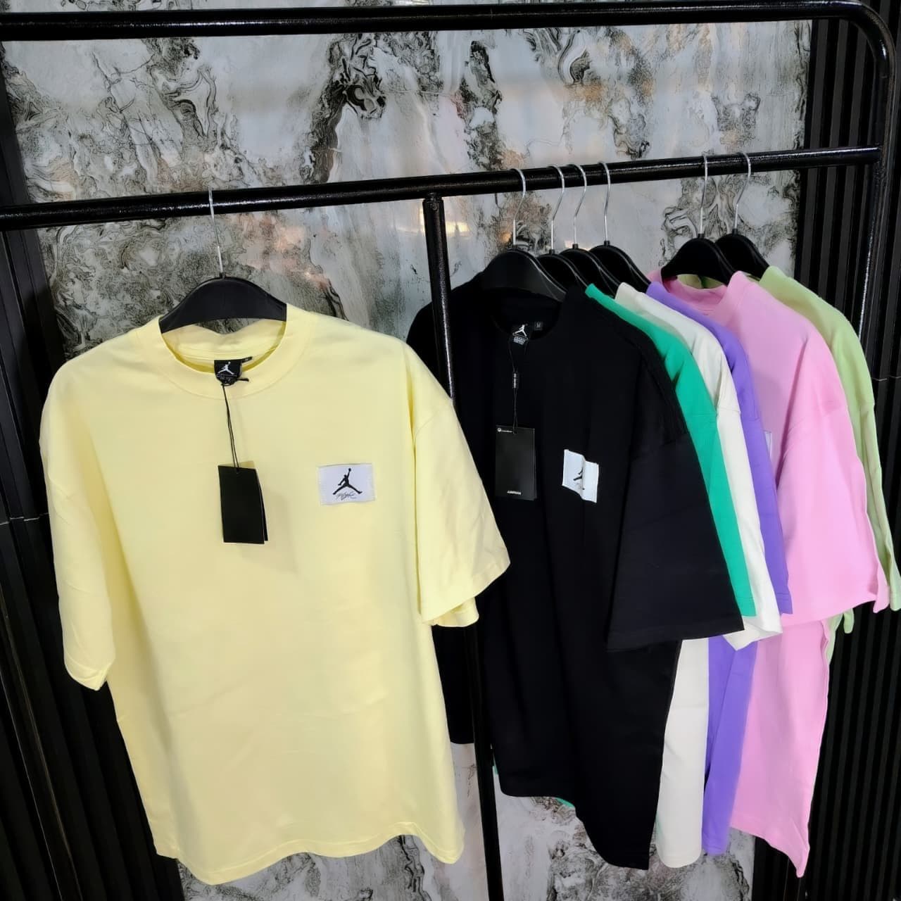 Camiseta oversized importada Colombia al por mayor — Calvin Klein, Tommy Hilfiger, Ralph Lauren desde $35.000 COP sin mínimo, bodega Cali, envíos 24-48h Bogotá Medellín Barranquilla, proveedor Kikluxe