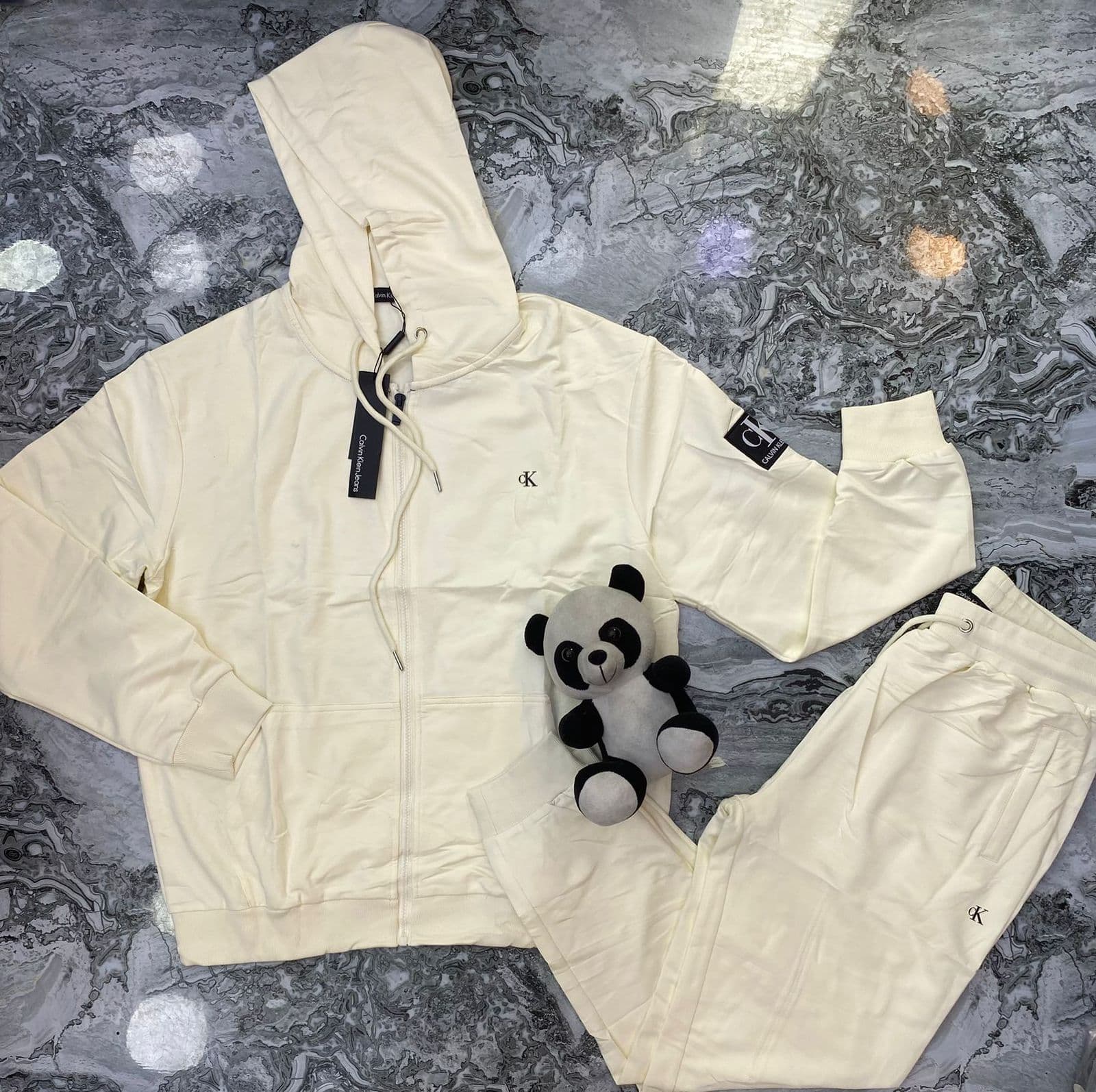 Conjunto deportivo Adidas Tiro 24 al por mayor Colombia 2026 Essentials 3-Stripes desde $60.000 COP márgenes 90-130% para revendedores sin mínimo envíos 24-48h Kikluxe mayorista