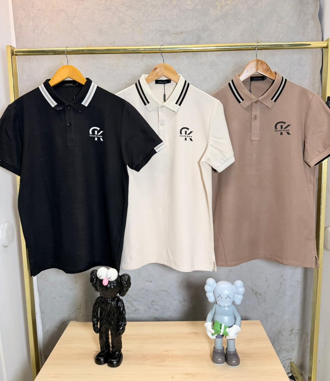 cómo elegir camisa polo hombre Colombia 2026 — guía para escoger marcas Tommy Hilfiger, Lacoste, Ralph Lauren, Calvin Klein, Guess y telas piqué jersey tela fría con precios mayoristas desde $70.000 COP en Kikluxe