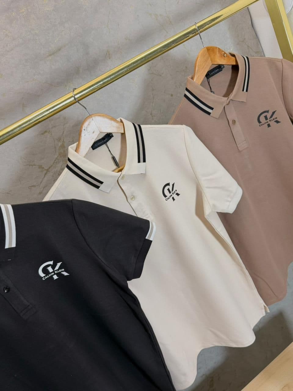 polo hombre al por mayor Colombia — guía de marcas, telas y colores para elegir el polo correcto según ocasión, clima y segmento ejecutivo o joven