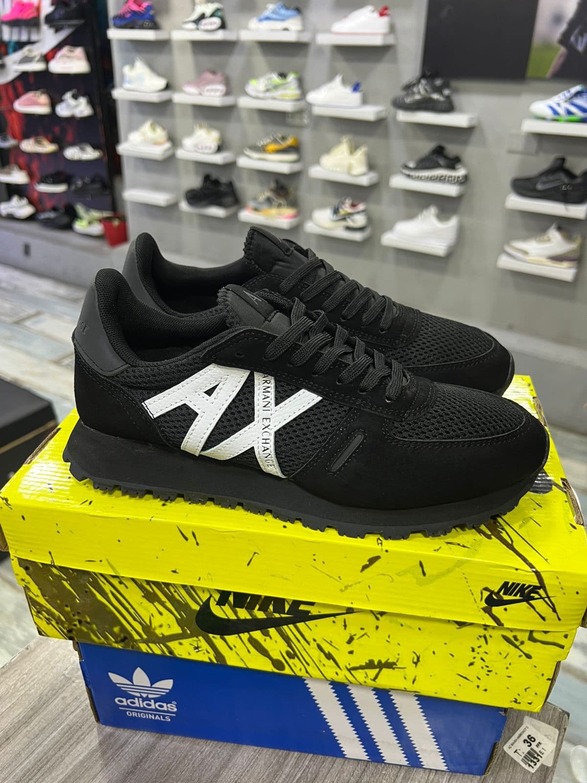 Tenis Armani Bogotá al por mayor 2026 — EA7 y Emporio Armani para revendedores, precio bodega desde $120.000 COP, envío express 24-48h desde Cali, Kikluxe proveedor mayorista Colombia