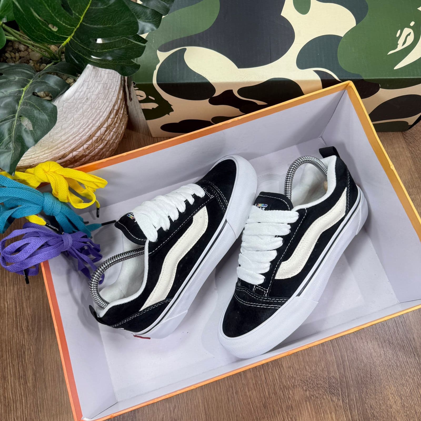 Vans Knu Skool negro con sidestripe blanco triple AAA al por mayor Colombia 2026 — gamuza negra, cordones anchos intercambiables de colores y caja incluida desde $95.000 COP, Kikluxe mayorista envíos 24-48h a Bogotá, Medellín y Cali sin mínimo