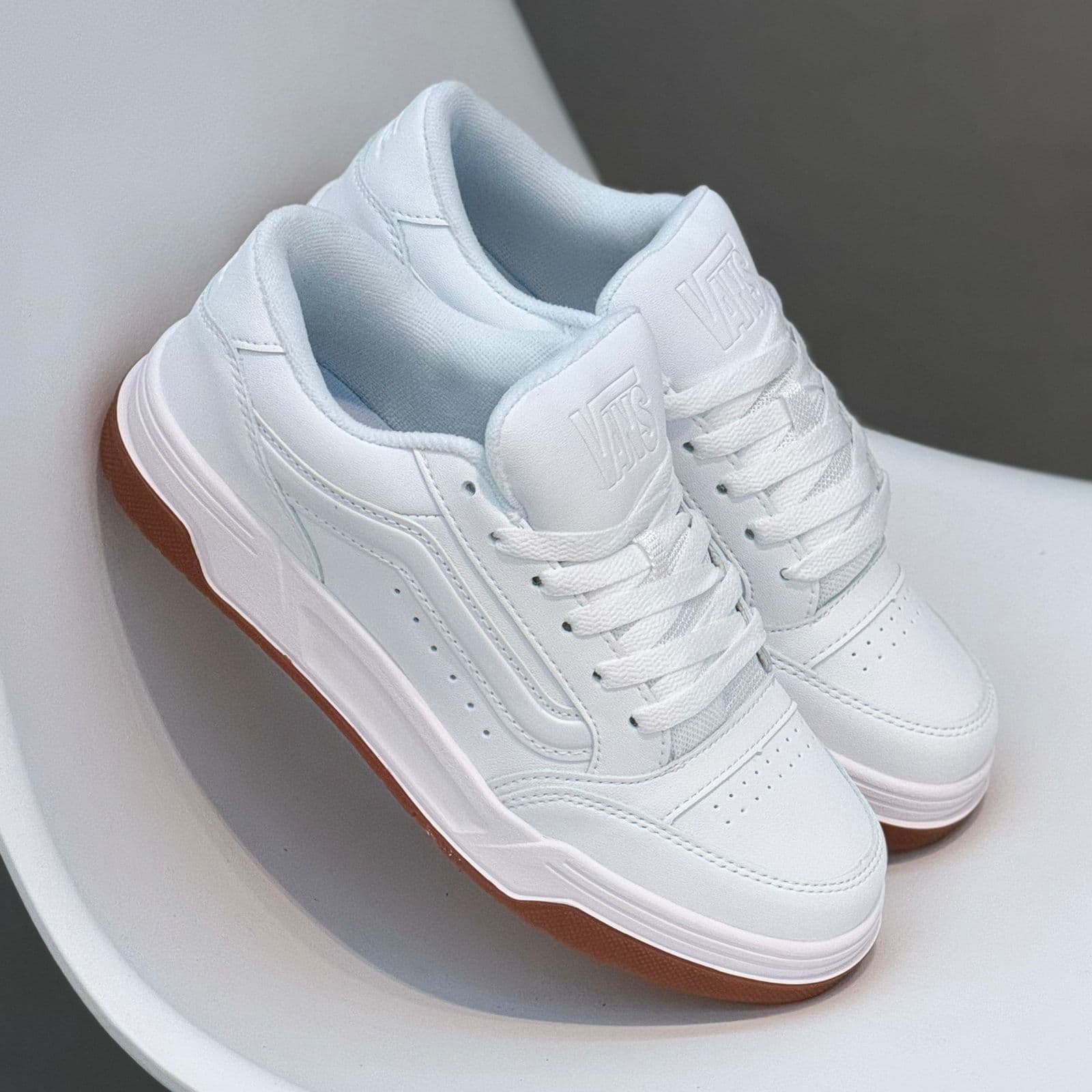 Vans Cruze blancas con suela gum caramelo triple AAA al por mayor Colombia 2026 — cuero blanco total chunky low-top desde $88.000 COP, Kikluxe mayorista con dropshipping real a Bogotá, Medellín, Cali y 12 ciudades en 24-48 horas
