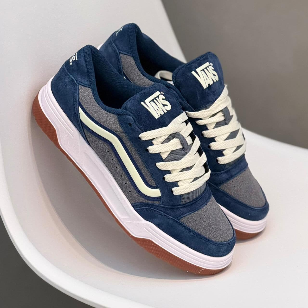 Tenis Vans Cruze azul navy y gris triple AAA Colombia 2026 — gamuza azul marino con panel gris, sidestripe crema y suela gum chunky, precio mayorista $90.000 COP con Kikluxe, envío 24-48h a Barranquilla, Pereira y Bucaramanga sin mínimo