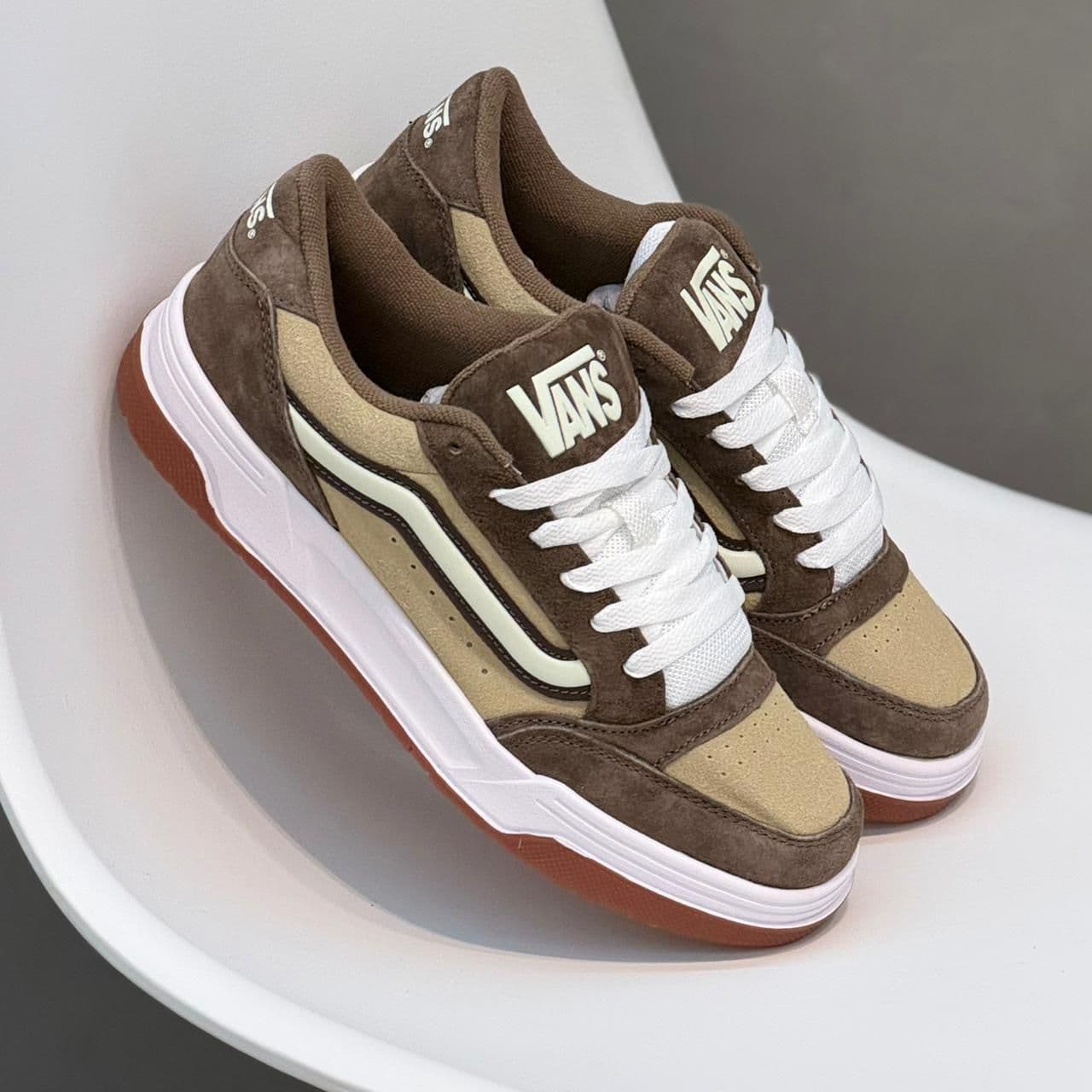 Vans Cruze café marrón con beige y suela gum triple AAA al por mayor Colombia 2026 — gamuza chocolate earth tones desde $90.000 COP, Kikluxe mayorista sin mínimo con dropshipping a toda Colombia y margen de reventa 110-140%