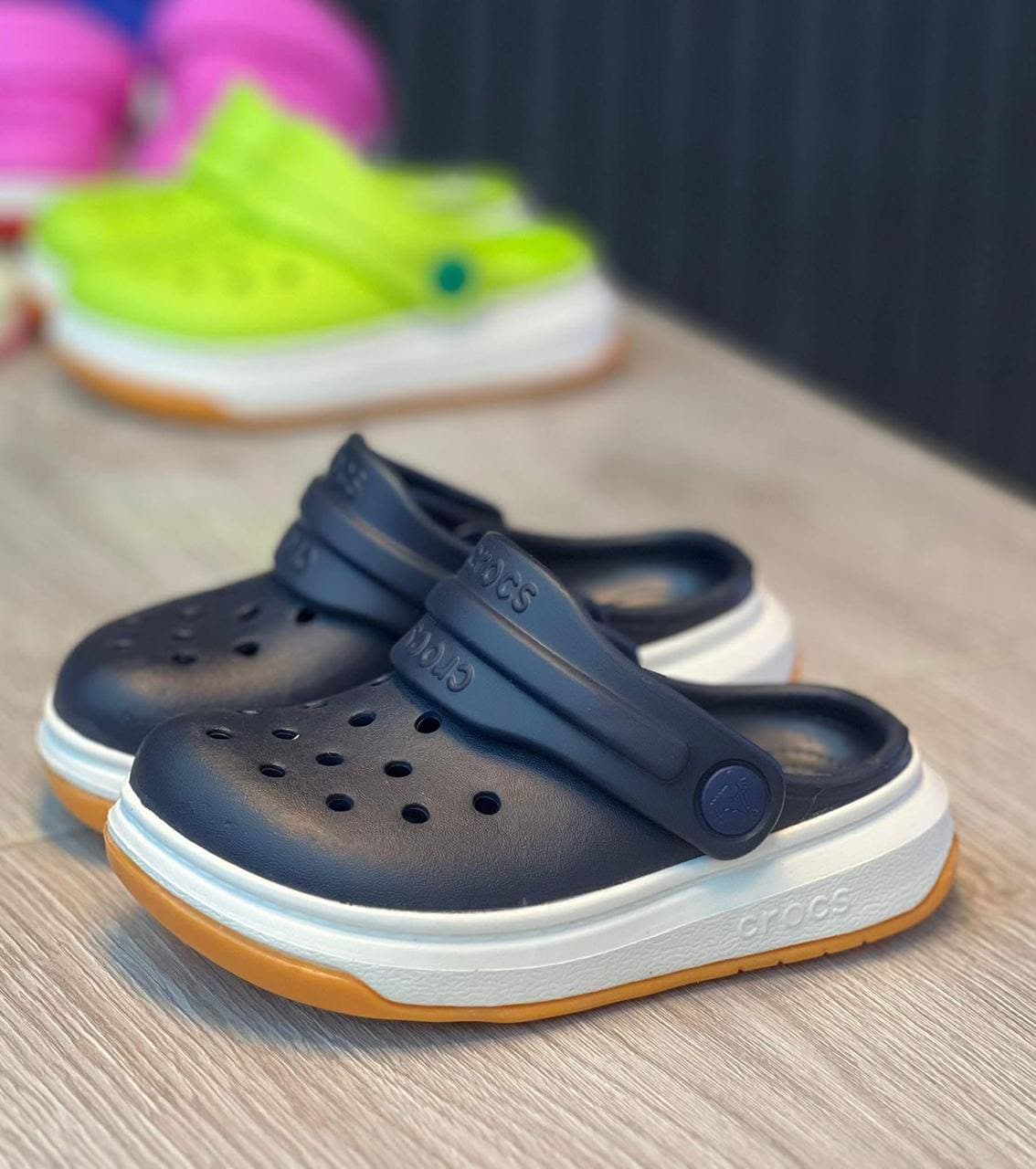 Crocs Classic Platform Clog azul marino al por mayor Colombia 2026 — plataforma viral en TikTok e Instagram, triple AAA desde $46.000 COP, Kikluxe distribuidor mayorista Medellín Bogotá Cali envíos 24-48h sin mínimo dropshipping