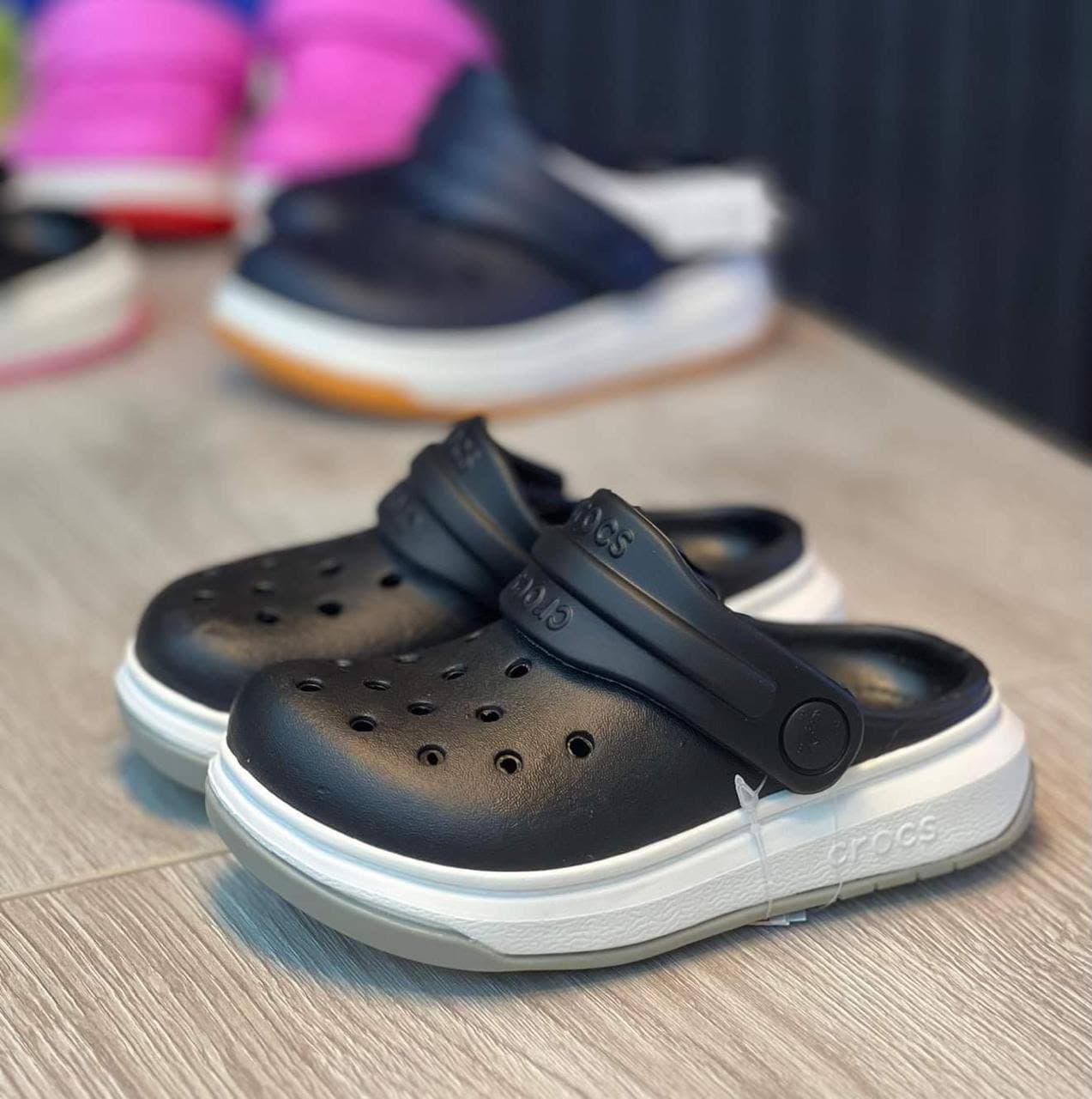Crocs al por mayor Colombia 2026 — Crocs Classic Platform Clog negros, triple AAA desde $46.000 COP, Kikluxe distribuidor mayorista Medellín Bogotá Cali 12 ciudades envíos 24-48h sin mínimo dropshipping real