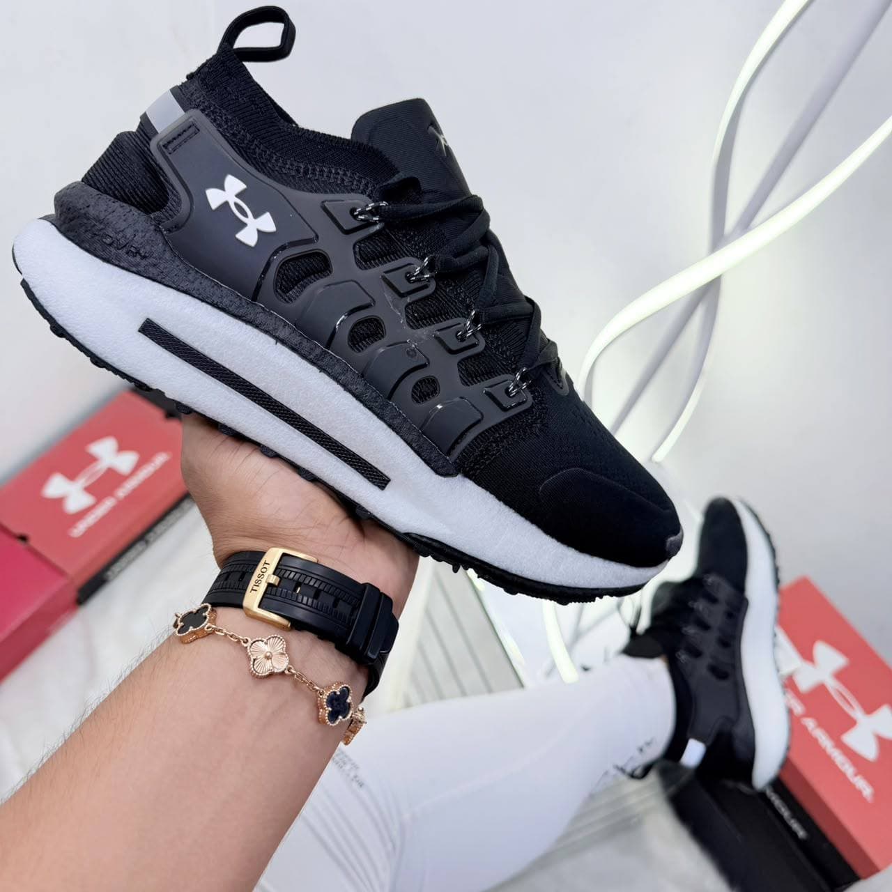 Under Armour al por mayor Colombia 2026 — tenis Under Armour HOVR negros con retorno de energía, triple AAA desde $90.000 COP, Kikluxe distribuidor mayorista Medellín Bogotá Cali 12 ciudades envíos 24-48h sin mínimo dropshipping real