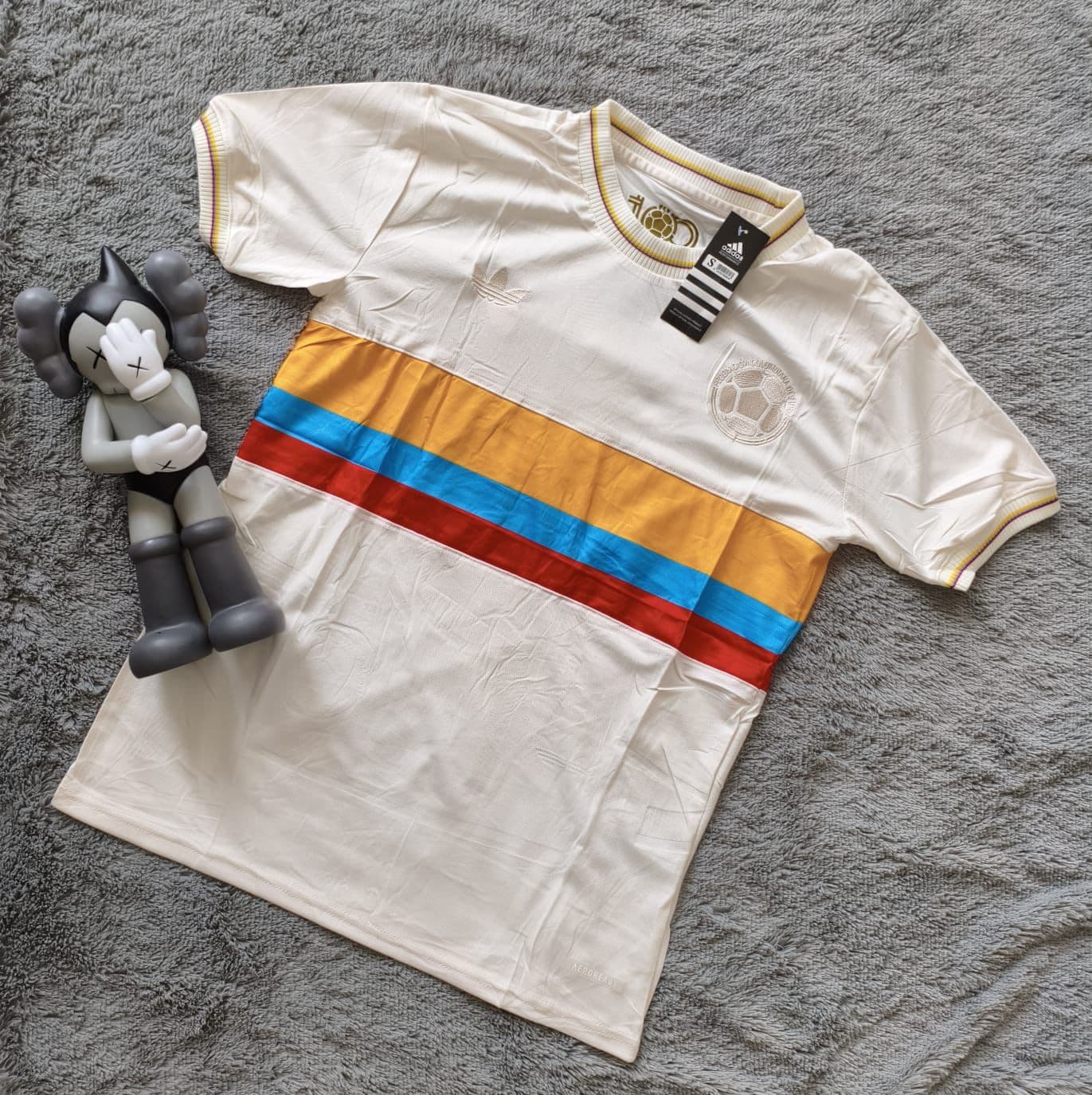 Modelos camisetas Selección Colombia 2026 al por mayor — local amarilla y alternativa disponibles sin mínimo de compra con envío desde Cali