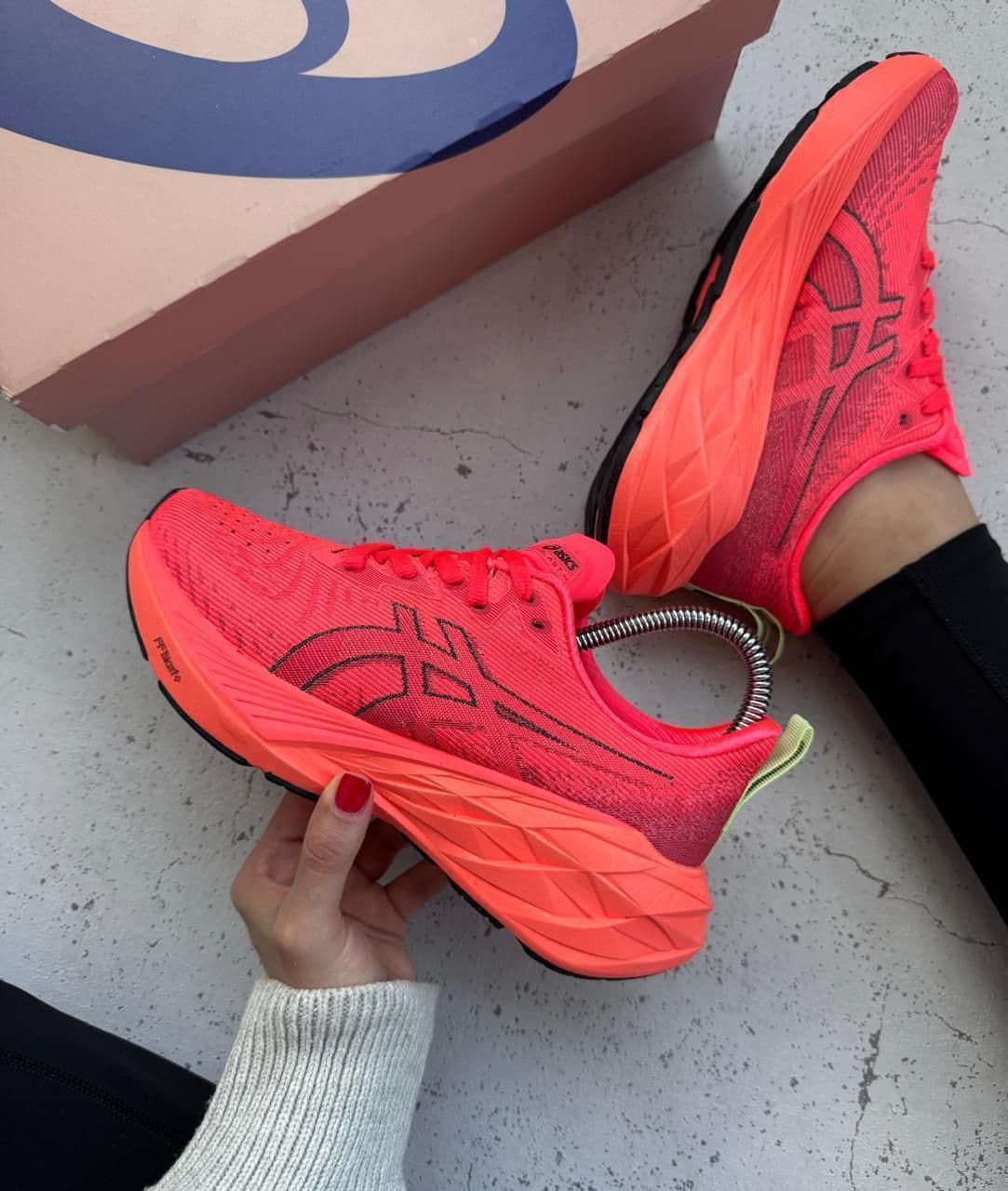 ASICS Kikluxe Colombia — proceso compra mayorista: WhatsApp + catálogo + despacho 24-48h