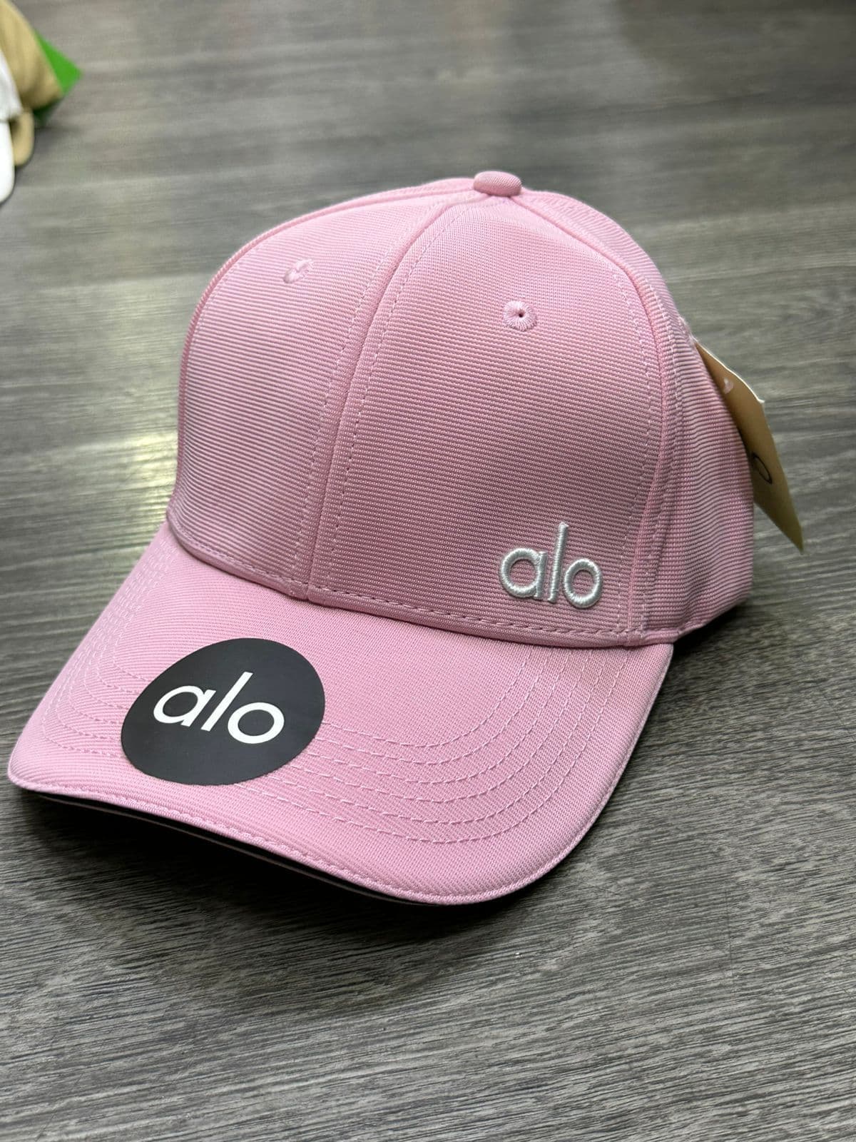 Gorra Alo Yoga rosada para mujer al por mayor Colombia 2026 — classic cap estructurada réplica AAA desde $25.000 COP, Kikluxe distribuidor mayorista Cali envíos 24-48h Bogotá Medellín sin mínimo