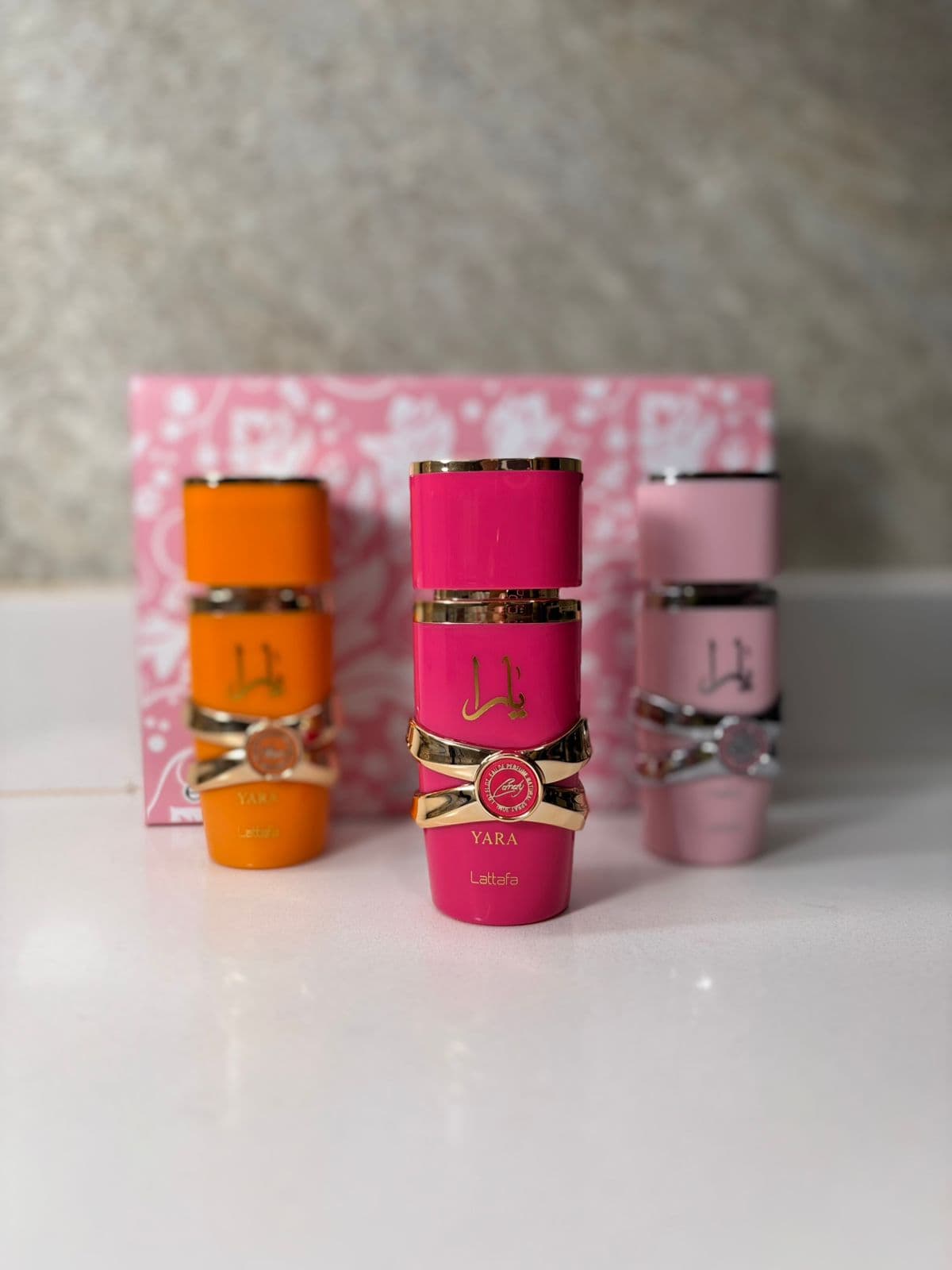 Perfume Versace Eros Energy EDP con frasco de vidrio ámbar grabado con la Medusa y caja dorada al fondo — el estándar de presentación Triple AAA con grabados nítidos y vidrio de peso real que Kikluxe aplica también al perfume Valentino hombre Born in Roma despachado a Bogotá, Medellín y Cali