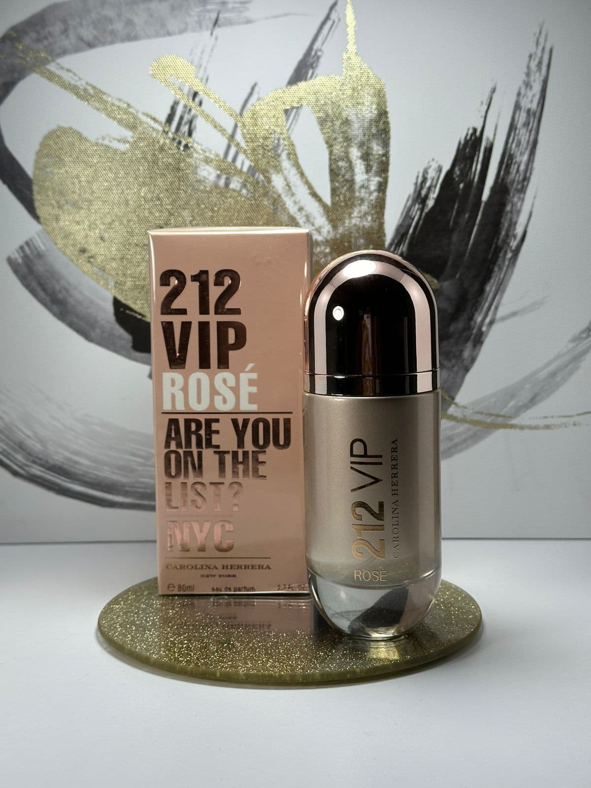 Carolina Herrera 212 VIP Rosé EDP 80ml con caja rosa NYC y frasco rose gold sobre base dorada — referencia femenina del catálogo mayorista Kikluxe que se ofrece junto a la loción Valentino Born in Roma Donna para el dúo de pareja, desde Cali a toda Colombia en 24-48h