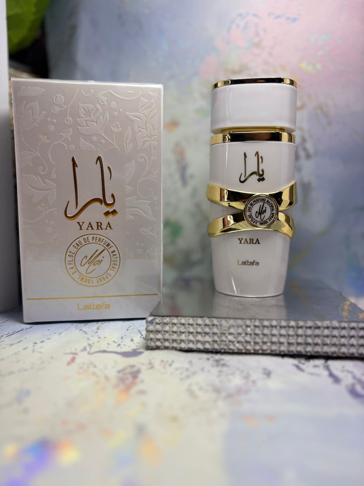 Perfumes árabes al por mayor Colombia 2026: Lattafa Yara Moi EDP 100ml original con frasco blanco y dorado, caligrafía árabe y caja en relieve — desde $95.000 COP mayorista Kikluxe, fijación 8-12 horas, envíos 24-48h a Bogotá, Medellín, Cali y Barranquilla sin mínimo de compra