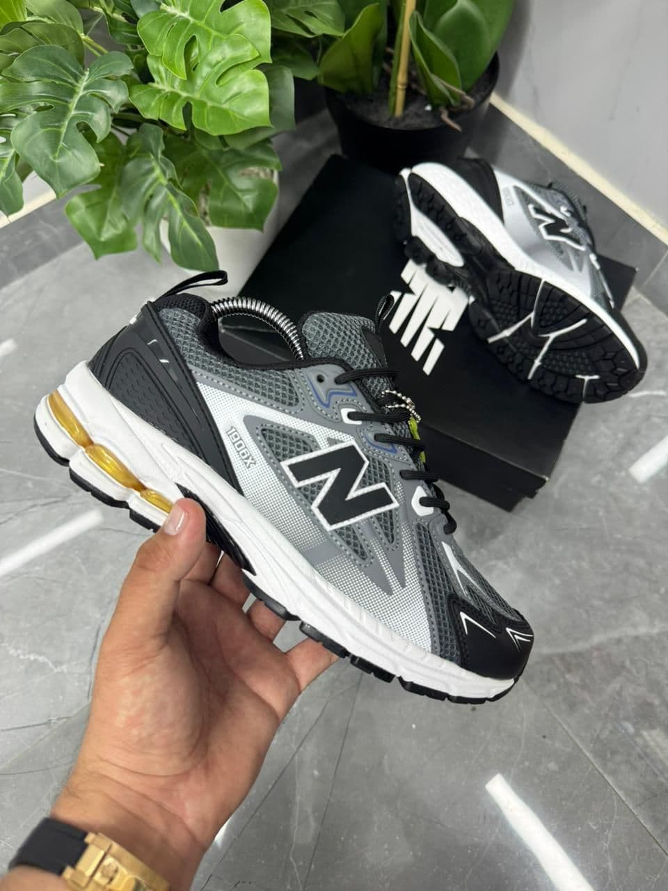 Zapatillas New Balance al por mayor Colombia 2026: New Balance 574, 550, 990v6, 327 — Triple AAA desde $110.000 COP. Envíos 24-48h a Bogotá, Medellín, Cali, Barranquilla sin mínimo de compra. Kikluxe mayorista.