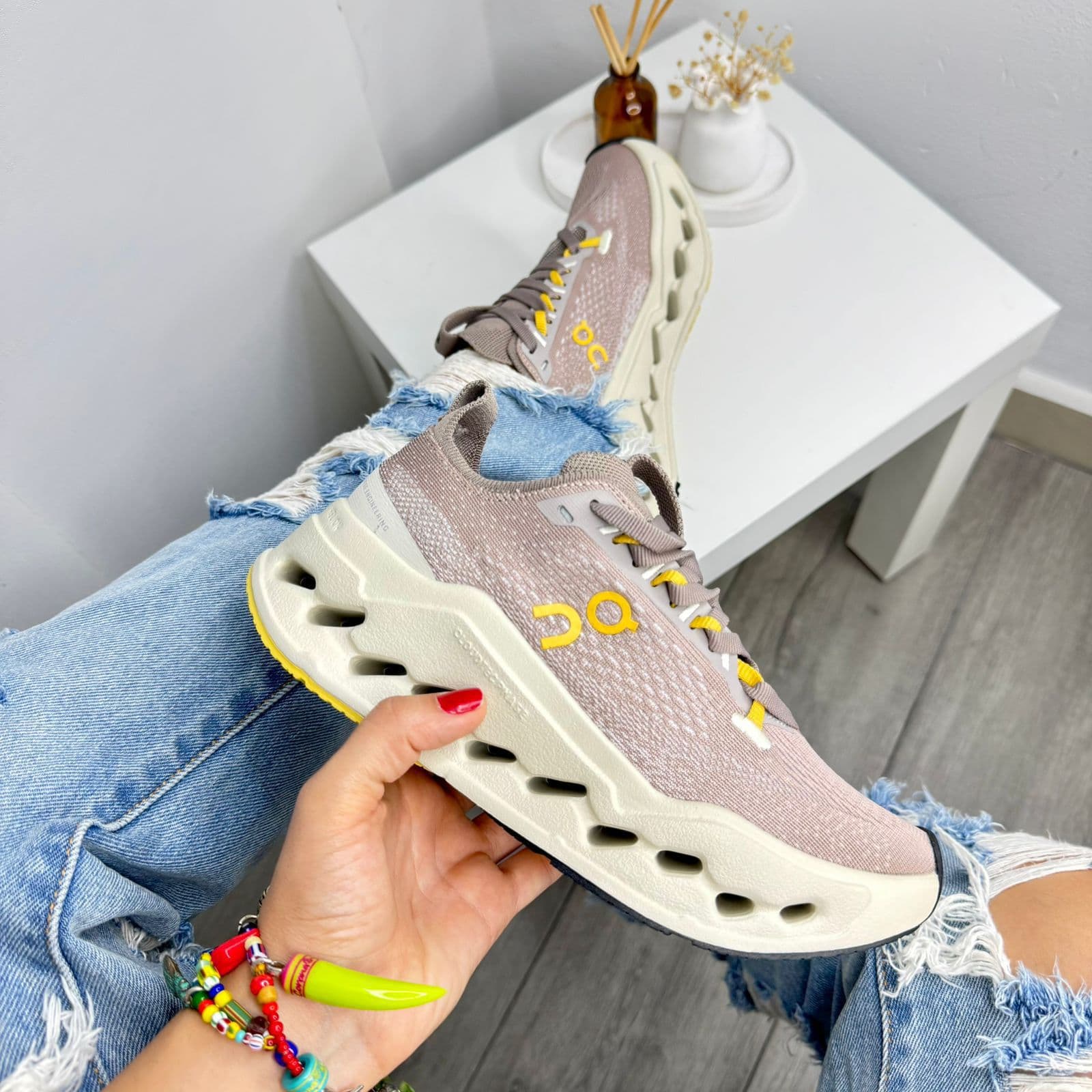 Tenis importados On Cloud Cloudmonster al por mayor Colombia: running premium en mauve y beige con suela CloudTec desde $100.000 COP mayorista — Kikluxe Triple AAA, dropshipping a Bogotá, Medellín, Cali y Barranquilla