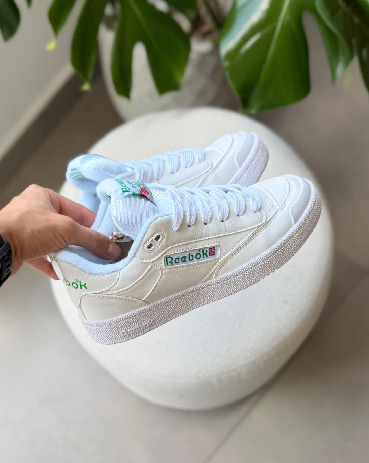 Tenis Reebok Club C 85 blanco con detalles verdes al por mayor Colombia 2026: clásico de cuero con logo Reebok verde y bandera británica desde $80.000 COP — Kikluxe bodega de tenis, calzado deportivo Triple AAA a toda Colombia