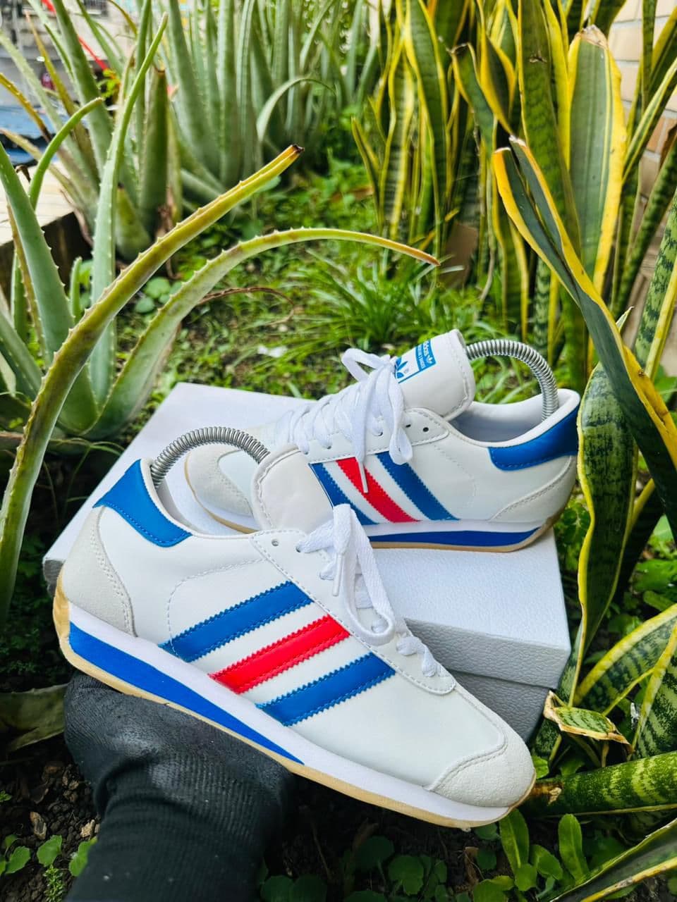 Adidas Country al por mayor Colombia 2026 — Adidas Country blanco franjas azul-rojo suela gum, modelo running heritage 1970 triple AAA desde $90.000 COP, Kikluxe distribuidor mayorista Medellín Bogotá Cali 12 ciudades envíos 24-48h sin mínimo dropshipping real