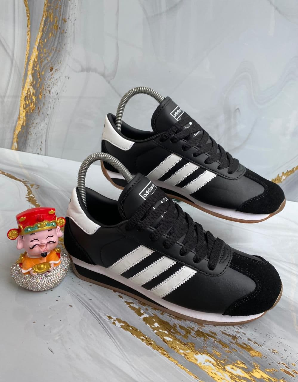 Adidas Country negras al por mayor Colombia 2026: clásicas negras con franjas blancas suela gum Triple AAA desde $90.000 COP mayorista Kikluxe, envíos 24-48h Bogotá Medellín Cali sin mínimo