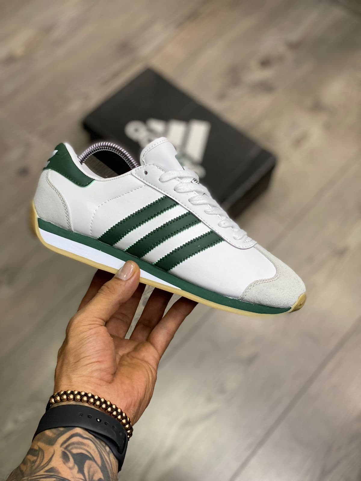 Adidas Country OG Colombia 2026 — Adidas Country blanco franjas azul-rojo suela gum colorway icónico réplica triple AAA desde $90.000 COP, Kikluxe mayorista Medellín Bogotá Cali envíos sin mínimo dropshipping cultura paisa streetwear
