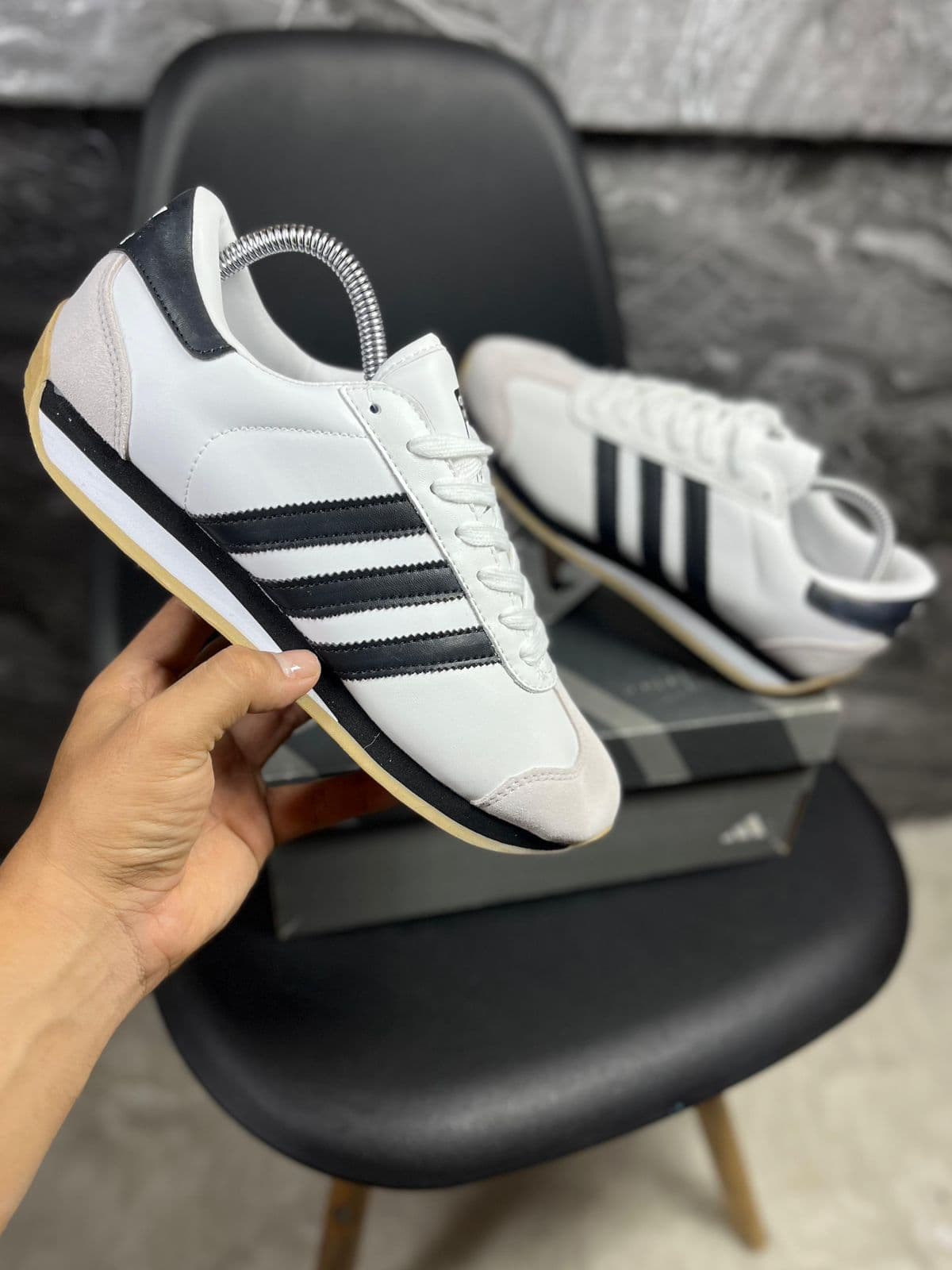 Adidas Country precio mayorista Colombia 2026 — Adidas Country blanco franjas azul-rojo suela gum desde $90.000 COP triple AAA, Kikluxe distribuidor Medellín Bogotá Cali margen 80-110% sin mínimo dropshipping heritage running 1970
