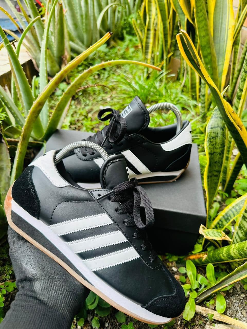 Adidas Country triple AAA Colombia 2026 — Adidas Country blanco franjas azul-rojo suela gum detalle cuero genuino calidad réplica premium 1:1 Kikluxe mayorista desde $90.000 COP sin mínimo dropshipping toda Colombia