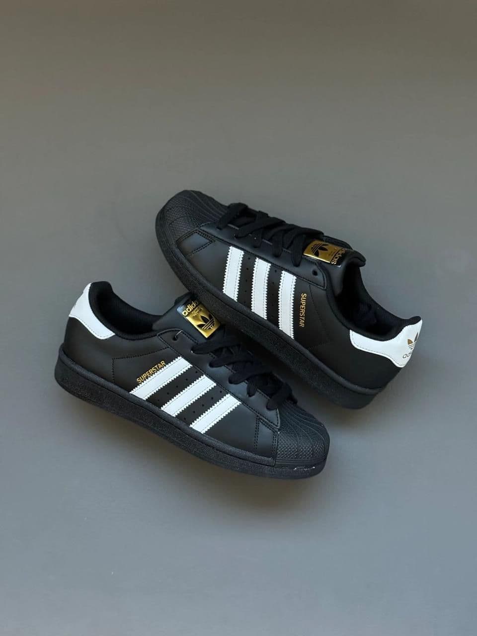 Adidas Superstar negras careperro al por mayor Colombia 2026: full black shell toe punta de concha logo dorado Triple AAA desde $88.000 COP mayorista Kikluxe, envíos 24-48h sin mínimo