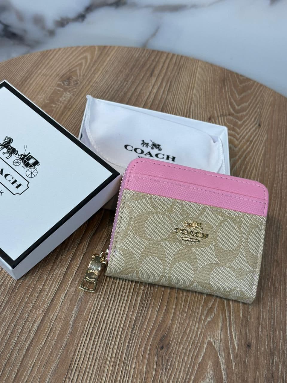 Billetera Coach Signature rosa y beige con monogram C, herraje dorado, caja y dust bag al por mayor Colombia 2026 — desde $55.000 COP mayorista Kikluxe Triple AAA, el complemento de venta cruzada con bolsos Coach, envíos 24-48h sin mínimo