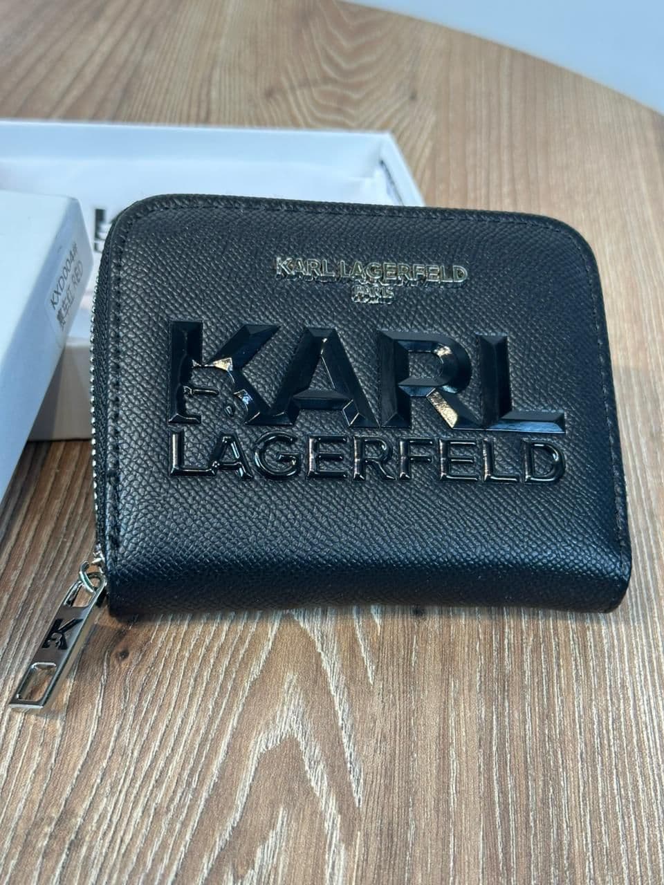 Billetera Karl Lagerfeld negra con logo en relieve brillante y caja blanca al por mayor Colombia: saffiano Triple AAA desde $58.000 COP mayorista Kikluxe — la versión ejecutiva para clienta de oficina, envíos a Bogotá, Medellín y Cali