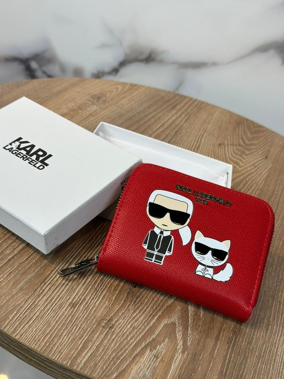 Billeteras al por mayor Colombia 2026: billetera roja mujer Karl Lagerfeld con caja desde $58.000 COP — la billetera de la abundancia más regalada del país, Kikluxe Triple AAA con envíos 24-48h a 13 ciudades sin mínimo