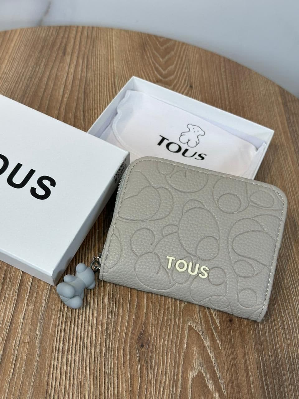 Billetera TOUS gris piedra con osos en relieve, charm de oso, caja y dust bag al por mayor Colombia 2026: desde $60.000 COP precio de bodega Kikluxe Triple AAA — el regalo madre e hija más vendido, dropshipping a toda Colombia
