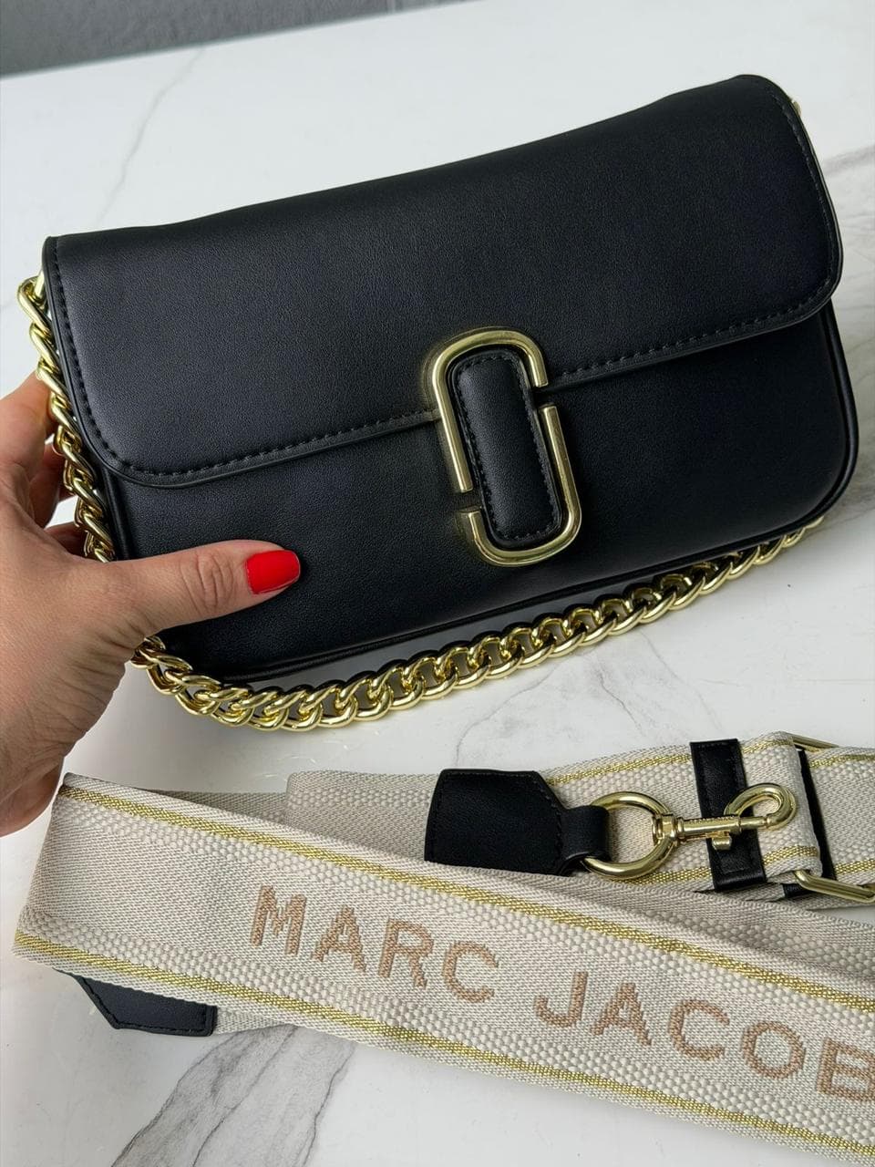Bolso Marc Jacobs J Bag negro con cadena dorada y correa textil de marca al por mayor Colombia 2026 — desde $95.000 COP mayorista Kikluxe Triple AAA, el bolso tendencia de TikTok e Instagram con envíos 24-48h sin mínimo