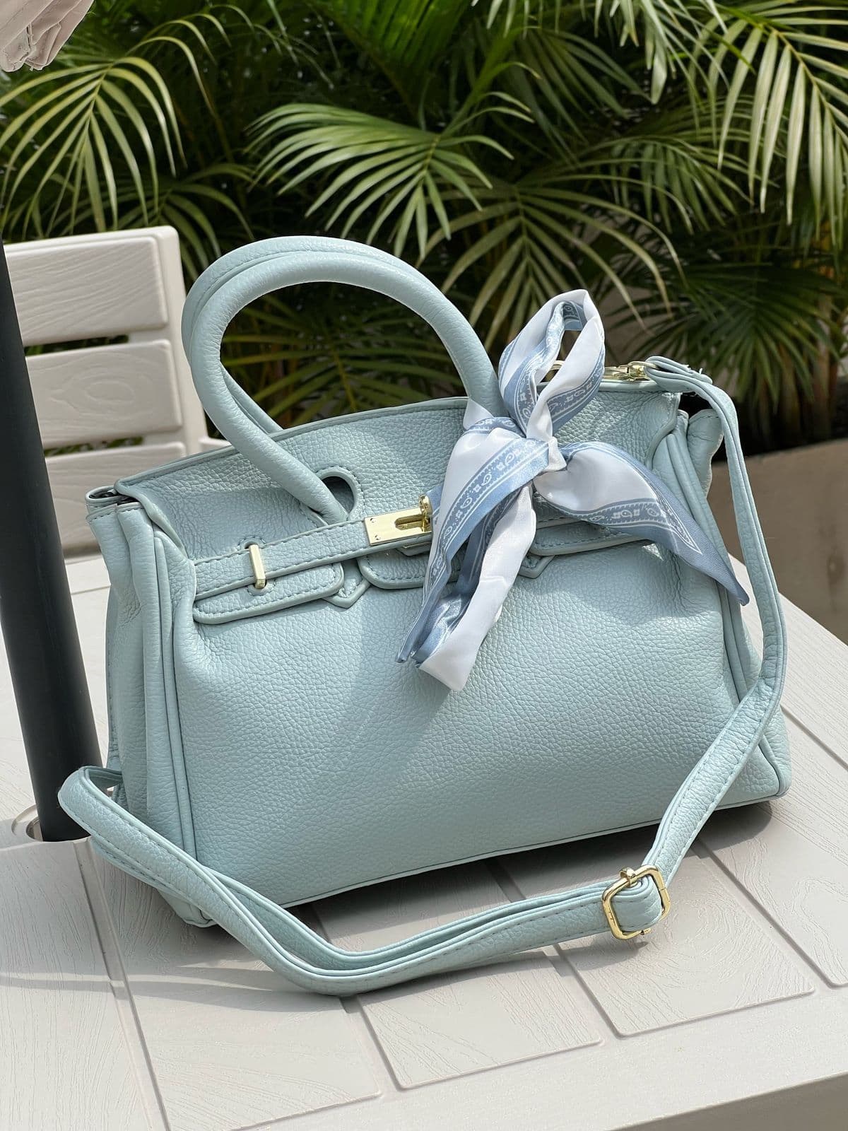 Bolso tipo Birkin azul cielo al por mayor Colombia 2026: estructurado con herrajes dorados, candado y pañoleta decorativa desde $85.000 COP mayorista — Kikluxe bodega de bolsos importados, envío desde 1 unidad a toda Colombia