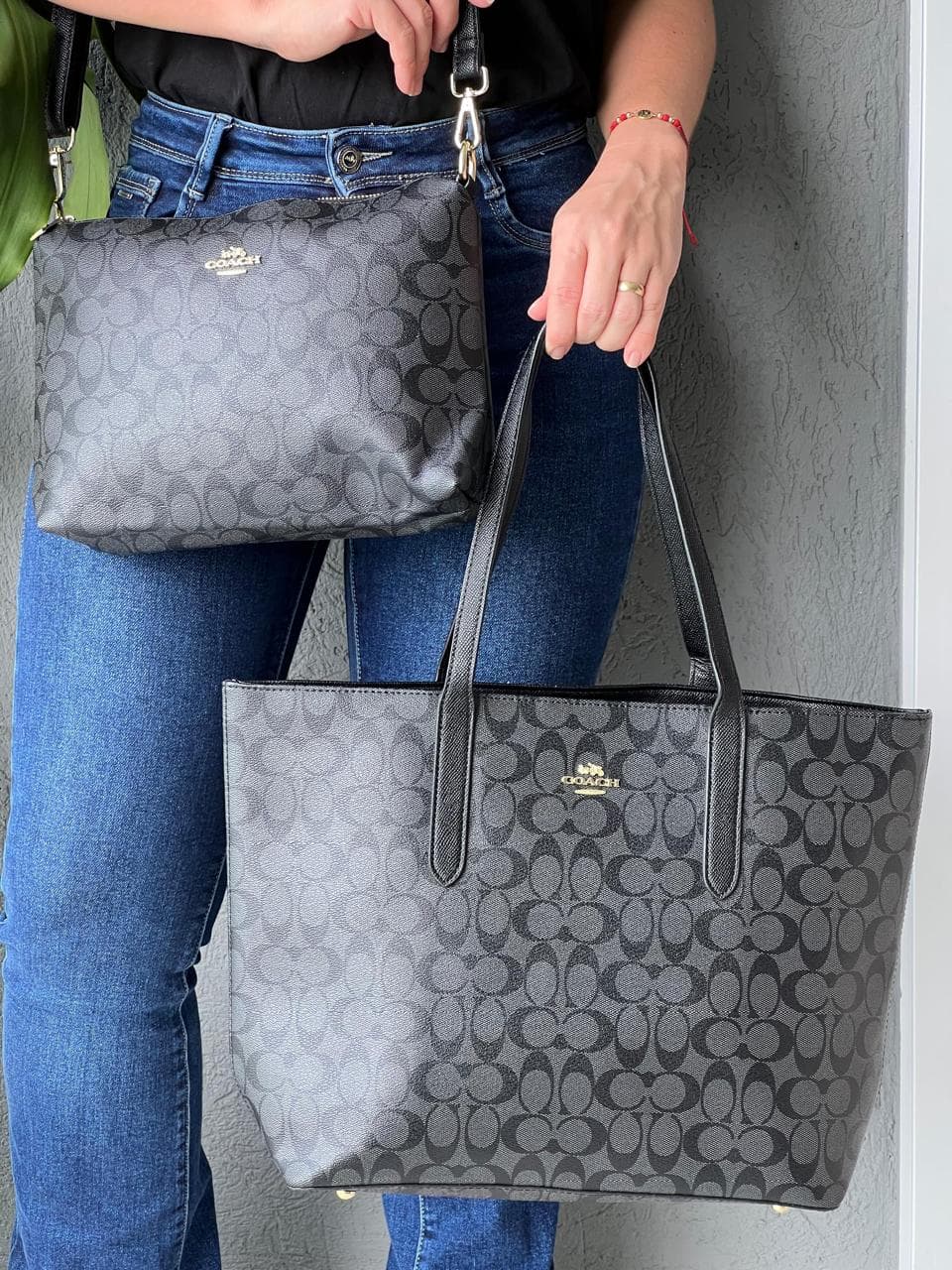 Bolsos importados Coach Signature al por mayor Colombia: set tote gris grafito y crossbody a juego desde $88.000 COP mayorista — Kikluxe Triple AAA con herrajes dorados, dropshipping a Bogotá, Medellín, Cali y Barranquilla