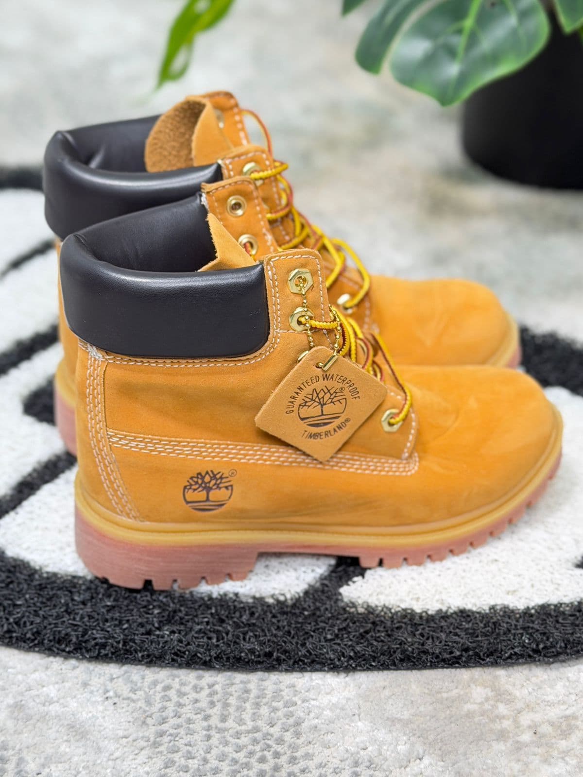 Botas Timberland al por mayor Colombia 2026 — botas Timberland amarillas 6 inch cuero nubuck wheat triple AAA desde $110.000 COP, Kikluxe mayorista sin mínimo, envíos 24-48h Bogotá Tunja Pasto