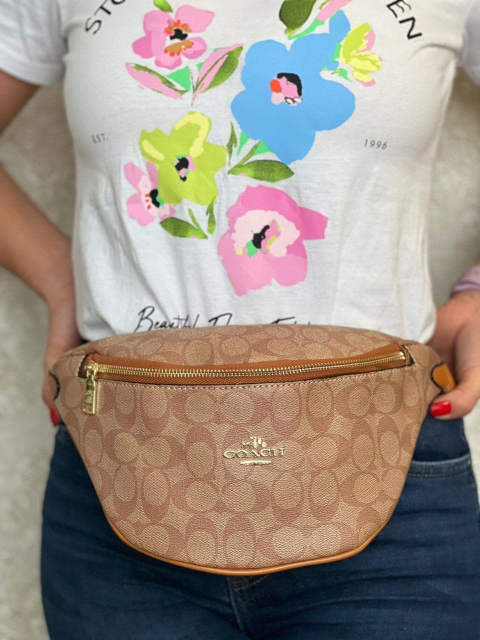 Canguro Coach Signature camel al por mayor Colombia 2026: riñonera de marca importada con herrajes dorados desde $75.000 COP — Kikluxe Triple AAA, el accesorio streetwear más vendido para revendedoras de Instagram y WhatsApp