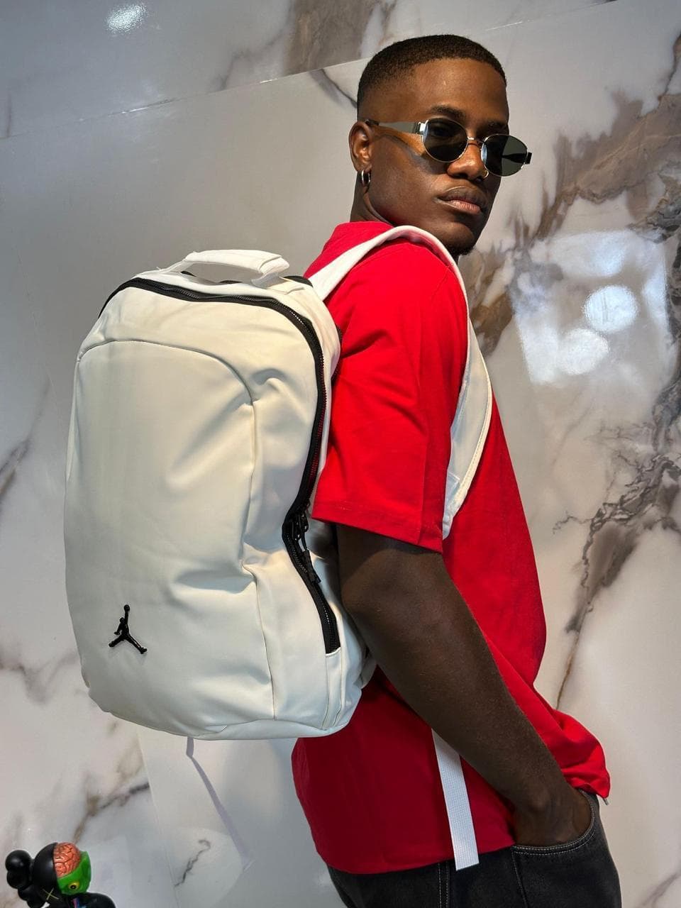 Morrales al por mayor Colombia 2026: morral Jordan blanco premium en PU con jumpman negro metálico desde $70.000 COP — Kikluxe bodega de morrales y mochilas importadas Triple AAA, envíos 24-48h a 13 ciudades sin mínimo de compra