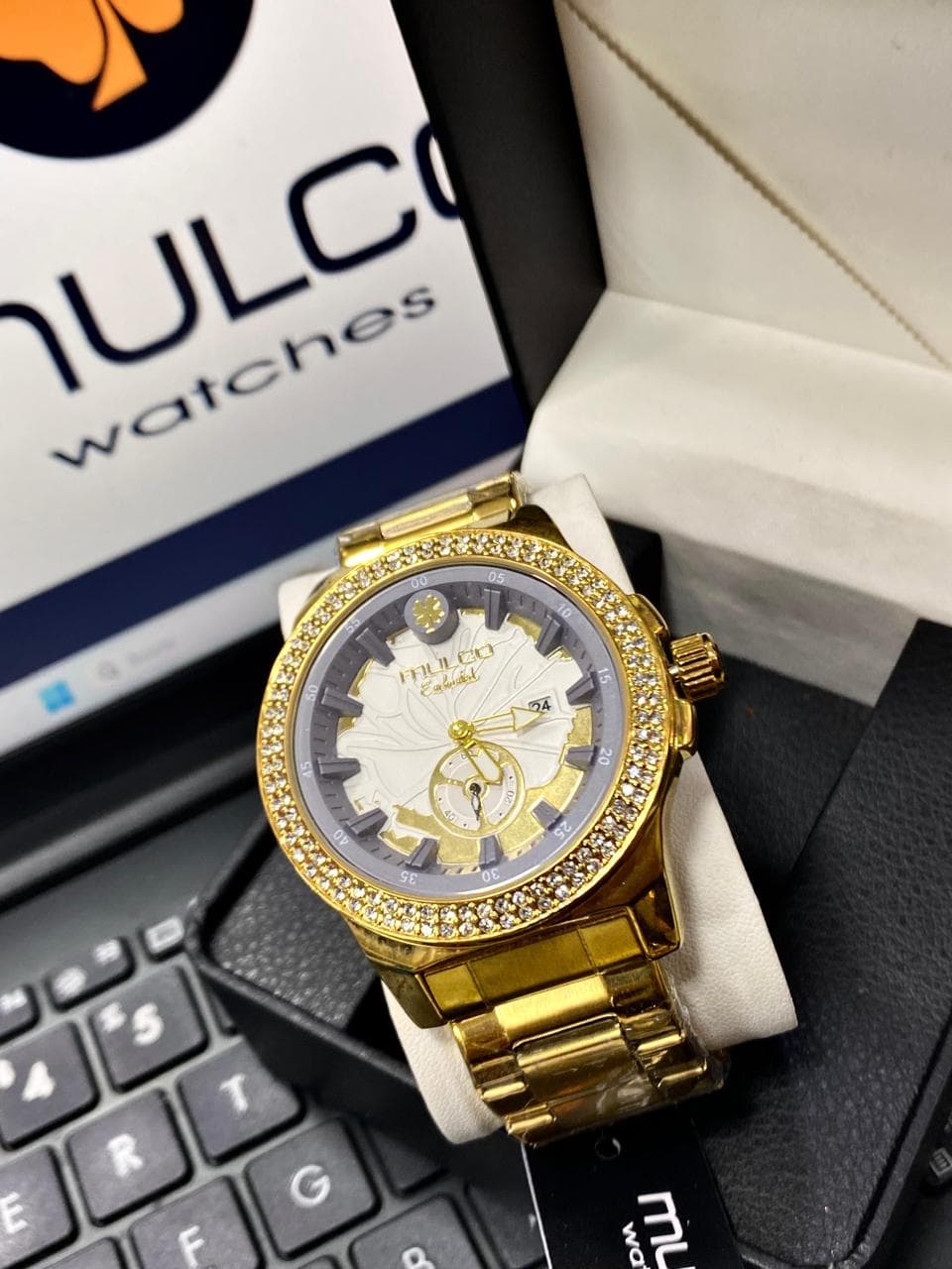 Relojes al por mayor Colombia 2026: reloj Mulco Enchanted dorado con dial blanco tallado tipo flor, bisel de doble hilera de cristales y pulso de acero dorado desde $115.000 COP — Kikluxe bodega de relojes importados Triple AAA, envíos 24-48h a 13 ciudades sin mínimo de compra