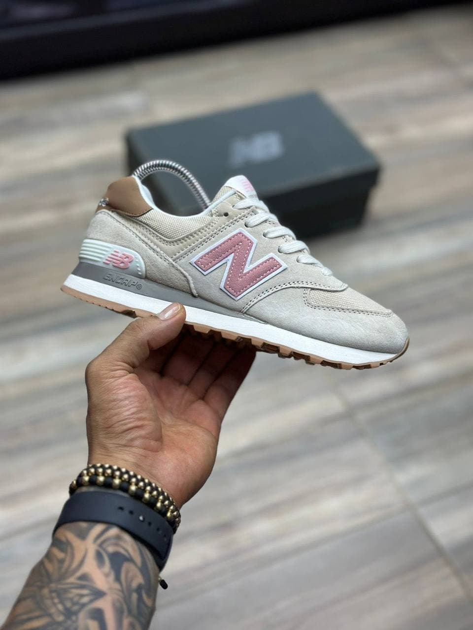 New Balance 574 beige con la N rosa para dama al por mayor Colombia 2026 — el colorway femenino más vendido, triple AAA desde $90.000 COP, Kikluxe distribuidor mayorista Medellín Bogotá Cali envíos 24-48h sin mínimo dropshipping