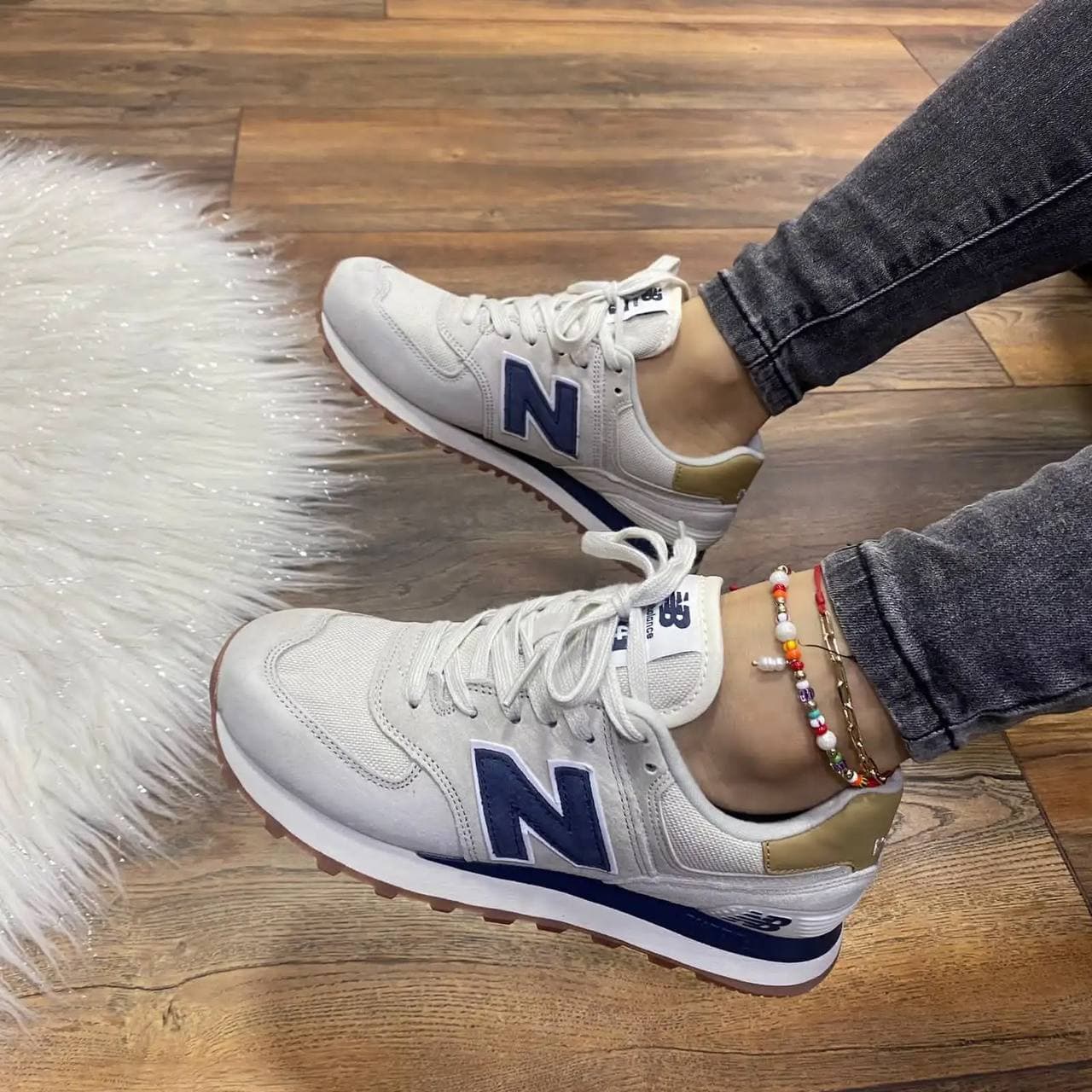 New Balance 574 al por mayor Colombia 2026 — New Balance 574 crema con la N azul marino y suela gum, triple AAA desde $90.000 COP, Kikluxe distribuidor mayorista Medellín Bogotá Cali 12 ciudades envíos 24-48h sin mínimo dropshipping real