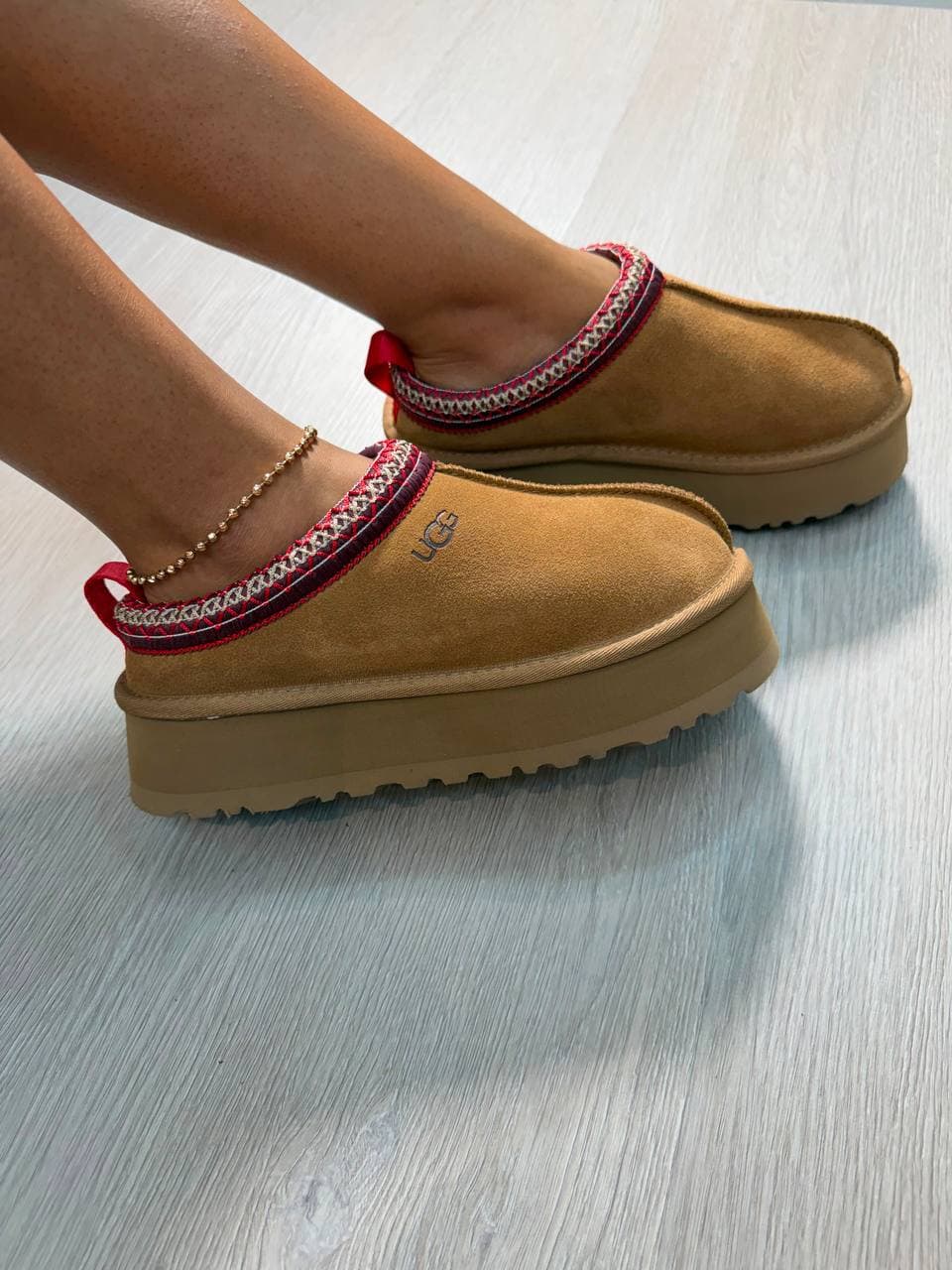 UGG al por mayor Colombia 2026 — UGG Tazz chestnut de plataforma en gamuza y borrego, triple AAA desde $90.000 COP, Kikluxe distribuidor mayorista Bogotá Medellín Cali 12 ciudades envíos 24-48h sin mínimo dropshipping real
