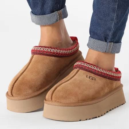 UGG Tazz chestnut on-foot Colombia 2026 — la Tasman de plataforma en gamuza y borrego, réplica triple AAA desde $90.000 COP, Kikluxe mayorista Bogotá Medellín Cali envíos sin mínimo dropshipping moda TikTok